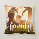 Trendy White Overlay | Ihr Foto Kissen<br><div class="desc">Dieses stilvolle und unterhaltsame Kissen besticht durch das Wort "Familie" in modernem und skurrilen weißem Text mit Platz für Ihren Familiennamen. Ihr Lieblings-Foto füllt den Hintergrund.</div>