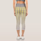 Trendy Yellow and Gray Gradient Heart Pattern Capri Leggings (Rückseite)