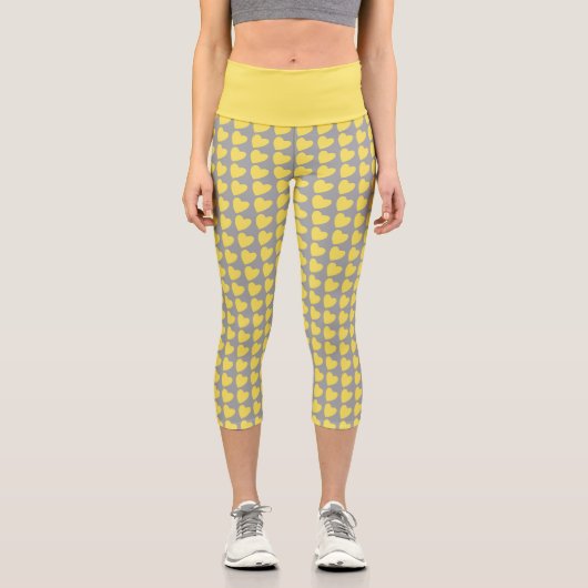 Trendy Yellow and Gray Heart Pattern Capri Leggings (Vorderseite)