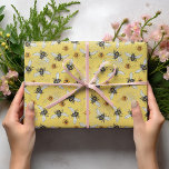 Trendy Yellow Buzzing Spring & Summer Honeybee Geschenkpapier<br><div class="desc">Erleben Sie die Schönheit der Natur mit unserem blühenden Honigbienenmuster, das von Nathalie Portet mit handgezeichnet Illustrationen illustriert wird. Vor einer lebhaften, gelben Kulisse blühen die gelben Frühlingskosmos-Blume, die eine fröhliche und skurrile Szene schaffen. Ideal für Frühlings- und Sommergeburtstage, Naturliebhaber, Bienenliebhaber, Gärtner, Brautpartys und Babyduschen zum Thema Honigbienen. Fügen Sie...</div>