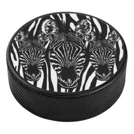 Trendy Zebra Herd auf Zebra Print Eishockey Puck