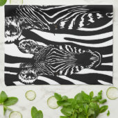 Trendy Zebra Herd auf Zebra Print Geschirrtuch (Gefaltet)