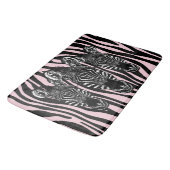 Trendy Zebra Herd auf Zebra Print Pink Badematte (Schrägansicht)