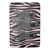 Trendy Zebra Herd auf Zebra Print Pink Badematte (Vorderseite Vertikal)