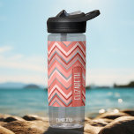 Trendy Zickzack Pattern große Namenskoralle Trinkflasche<br><div class="desc">Ein feines, grafisches Design mit farbenfrohen Farbtönen von Korallenzangen mit einem lustigen Farbblock, um Ihren Namen oder jeden Text hinzuzufügen. Das Zickzack, helle Muster ist ein modernes, trendiges Muster mit einem farbigen Haufen. Sie können einen Namen, ein Monogramm oder einen anderen benutzerdefinierten Text hinzufügen. Wenn Sie die Kunst verschieben möchten,...</div>