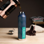 Trendy Zickzack Pattern großer Namensblock aquamar Trinkflasche<br><div class="desc">Ein feines, grafisches Design mit aquamarinem Grün und Aqua-Ziegeln zackt mit einem lustigen Farbblock, um Ihren Namen oder jeden Text hinzuzufügen. Das dünne Zickzack Muster ist ein modernes, minimales Farbmuster. Sie können einen Namen, ein Monogramm oder einen anderen benutzerdefinierten Text hinzufügen. Wenn Sie die Kunst verschieben möchten, klicken Sie auf...</div>