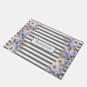 Treny dusty blue flowers Monogram Streifen grau Fußmatte (Schrägansicht)