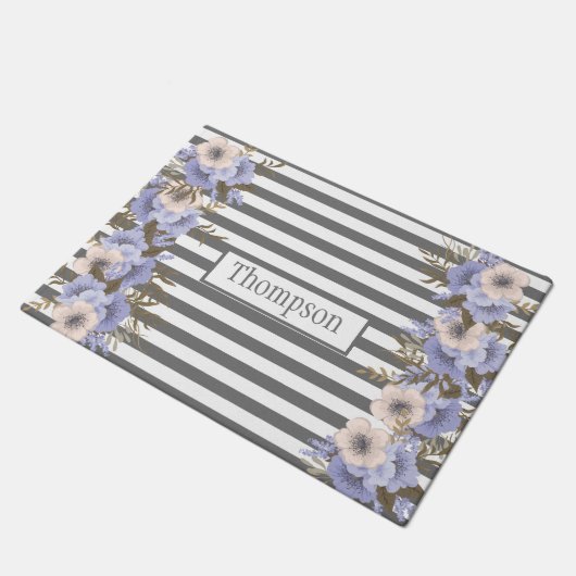 Treny dusty blue flowers Monogram Streifen grau Fußmatte (Schrägansicht)