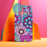 Treny Retro Floral Pattern - individuelle Name Blo iPhone 15 Hülle<br><div class="desc">Ein gewagtes, blumengeschmücktes Design mit farbenfrohen Farbtönen in lila und aqua-farbigen Farbtönen, mit einem unterhaltsamen Farbblock, um Ihren Namen oder jeden Text hinzuzufügen. Die verrückte Blume hat eine Vielzahl von Farben. Sie können einen Namen, ein Monogramm oder einen anderen benutzerdefinierten Text hinzufügen. Wenn Sie die Kunst verschieben möchten, klicken Sie...</div>