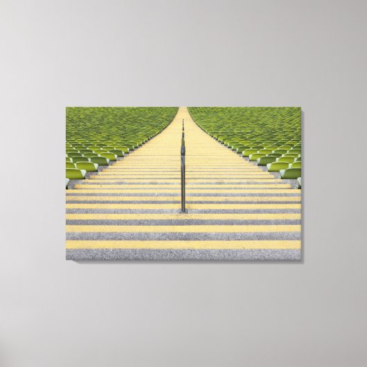 Treppe des Stadions zwischen Reihen der grünen Sit Leinwanddruck (Vorderseite)