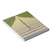 Treppe des Stadions zwischen Reihen der grünen Sit Notizblock (angewinkelt)