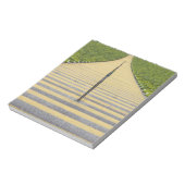 Treppe des Stadions zwischen Reihen der grünen Sit Notizblock (Rotiert)