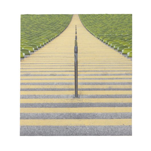 Treppe des Stadions zwischen Reihen der grünen Sit Notizblock (Vorderseite)