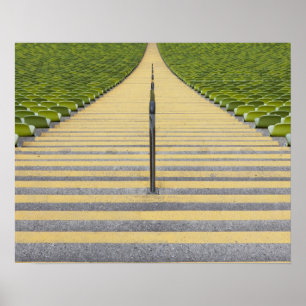 Treppe des Stadions zwischen Reihen der grünen Sit Poster