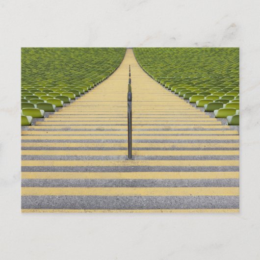 Treppe des Stadions zwischen Reihen der grünen Sit Postkarte (Vorderseite)