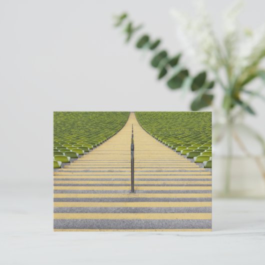Treppe des Stadions zwischen Reihen der grünen Sit Postkarte (Stehend Vorderseite)