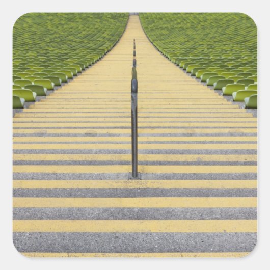 Treppe des Stadions zwischen Reihen der grünen Sit Quadratischer Aufkleber (Vorderseite)