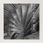 Treppe für optische Täuschung aus schwarzem und we Puzzle (Vertikal)