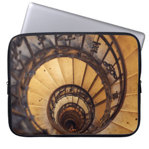 Treppen mit Spiralkreistreppen, alte Treppen, Laptopschutzhülle