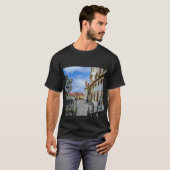 Treppen mit Stein Engel in der Kirche Loreto Prag T-Shirt (Vorne ganz)