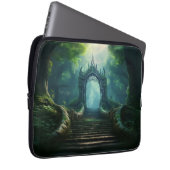 Treppen zum antiken Tor im verzauberten Wald Laptopschutzhülle (Vorne Rechts)