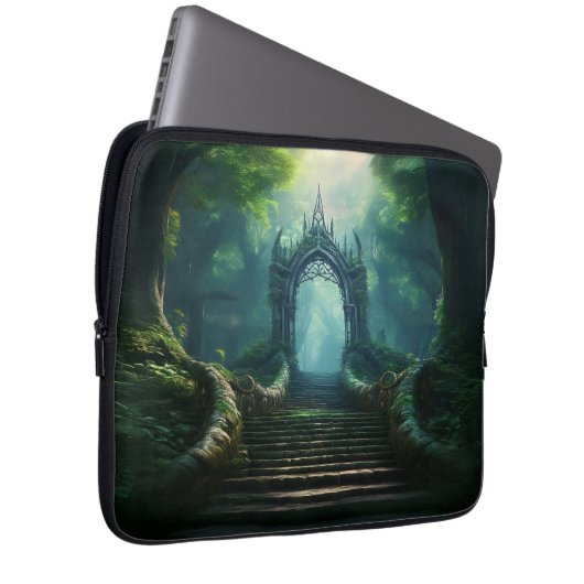 Treppen zum antiken Tor im verzauberten Wald Laptopschutzhülle (Vorne Rechts)