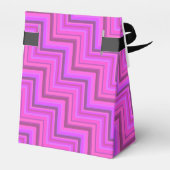 Treppenmuster aus rosa Streifen Geschenkschachtel (Rückseite)