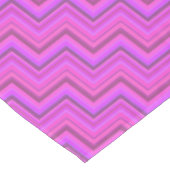 Treppenmuster aus rosa Streifen Tischdecke (Schrägansicht)