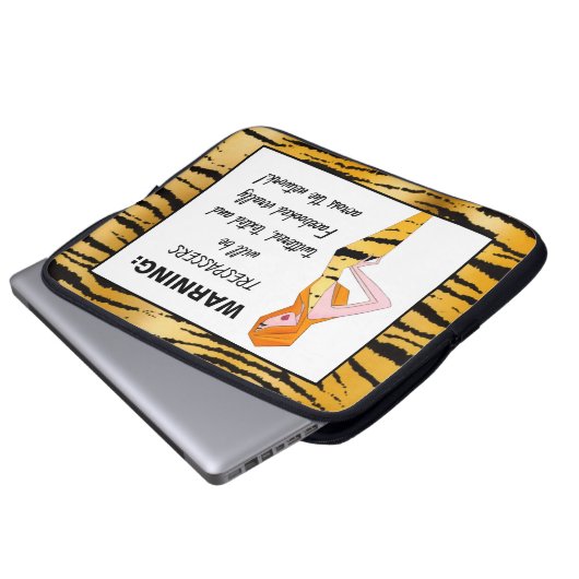 TRESPASSERS werden getwittert, textiert und auf Fa Laptopschutzhülle (Vorne Knopf)