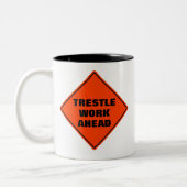 Trestle arbeitet voran lustiges orange Warnschild Zweifarbige Tasse (Links)