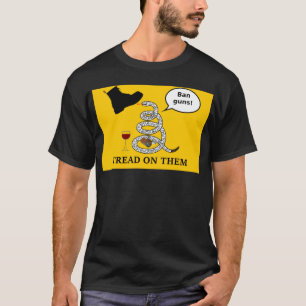 Trete auf dem Shirt