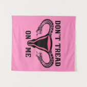 Treten Sie mir nicht auf Uterus auf Wandteppich (Vorderseite (Horizontal))