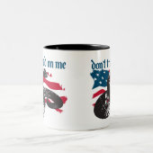 Treten Sie mir nicht auf Zweifarbige Tasse (Mittel)