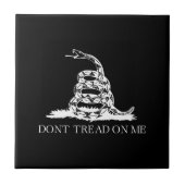 Treten Sie mir nicht die Gadsden-Flagge SCHWARZ-WE Fliese (Vorderseite)