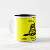 Treten Sie nicht auf mir Flagge Zweifarbige Tasse (Vorderseite Links)
