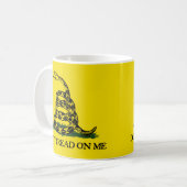 Treten Sie nicht auf Mir-Gadsden Flagge Kaffeetasse (Vorderseite Links)