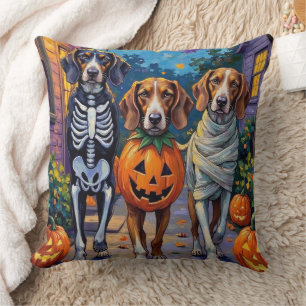 Treten Walker Coonhound in Halloween-Kostümen Kissen
