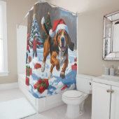 Treten Walker Coonhound Schnee mit Weihnachtshut Duschvorhang (Beispiel)