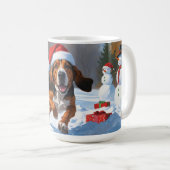 Treten Walker Coonhound Schnee mit Weihnachtshut Kaffeetasse (VorderseiteRechts)