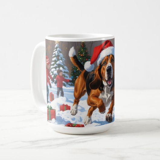 Treten Walker Coonhound Schnee mit Weihnachtshut Kaffeetasse (Vorderseite Links)