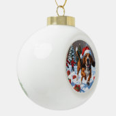 Treten Walker Coonhound Schnee mit Weihnachtshut Keramik Kugel-Ornament (Links)