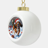 Treten Walker Coonhound Schnee mit Weihnachtshut Keramik Kugel-Ornament (Rechts)