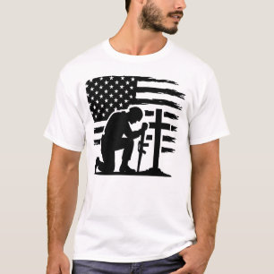 Treuherziges kniendes Soldatentreuz US-Flaggen-T-S T-Shirt