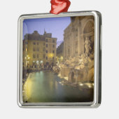 Trevi-Brunnen am Abend, Rom, Latium, Italien Silbernes Ornament (Links)