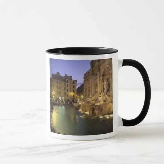 Trevi-Brunnen am Abend, Rom, Latium, Italien Tasse (Rechts)