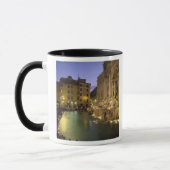 Trevi-Brunnen am Abend, Rom, Latium, Italien Tasse (Links)