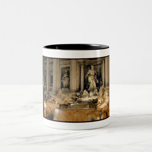 Trevi-Brunnen, Rom, Italien Zweifarbige Tasse (Mittel)