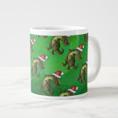 TRex in Weihnachtsmannmütze auf Grün Jumbo-Tasse (Vorderseite Rechts)