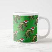 TRex in Weihnachtsmannmütze auf Grün Jumbo-Tasse (Rechts)