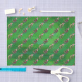 TRex in Weihnachtsmannmütze auf Grün Seidenpapier (Handwerk)